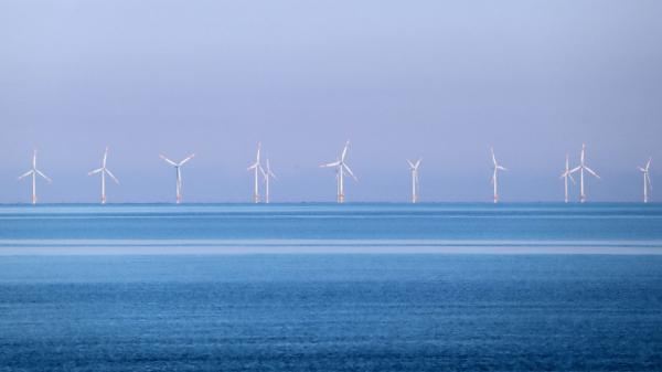 Foto mit Windrädern im Wasser