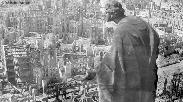 Blick vom Rathausturm auf Dresden und die zerstörte Stadt