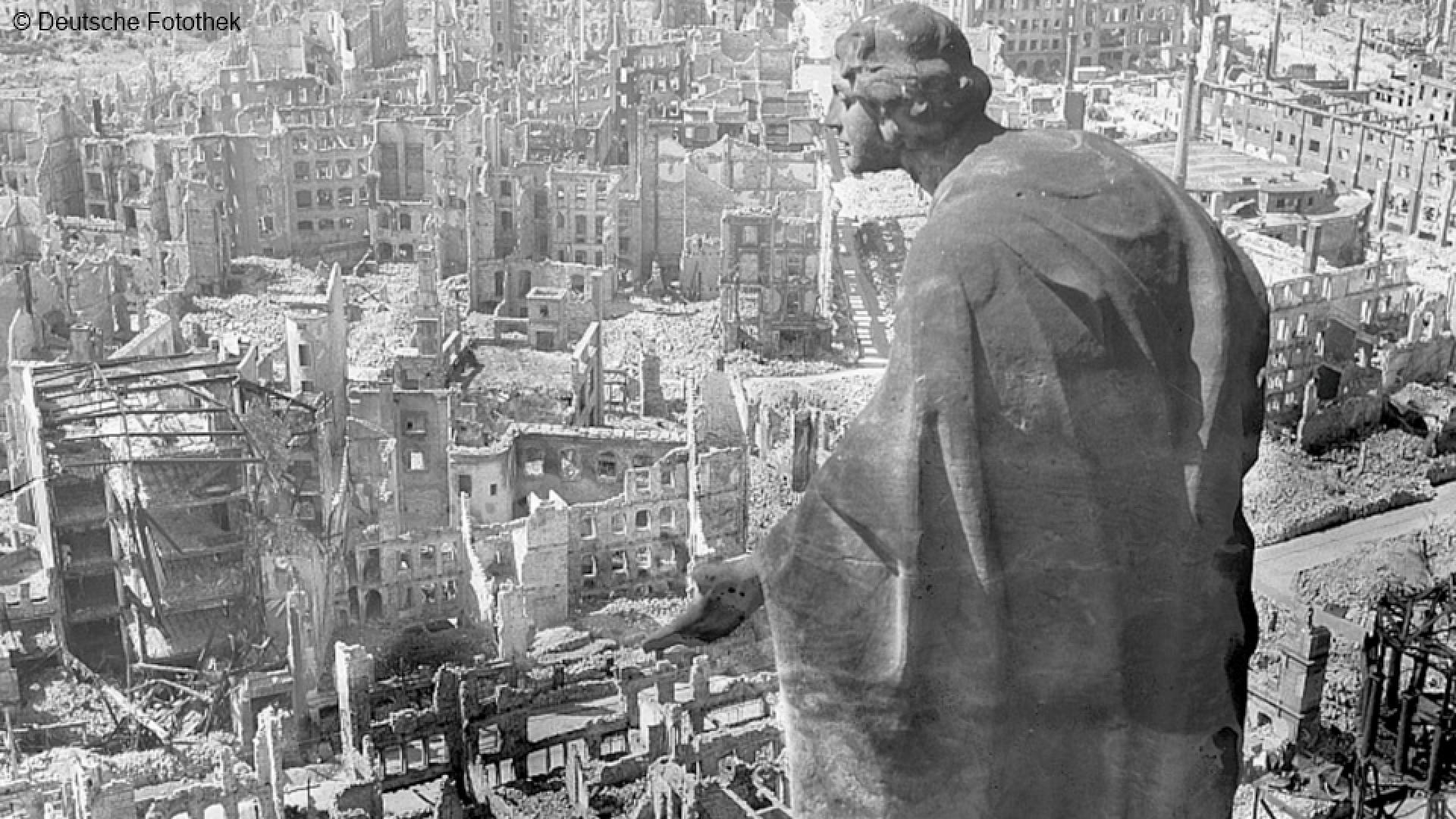 Blick vom Rathausturm auf Dresden und die zerstörte Stadt