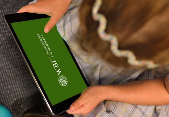 Mensch mit Tablet